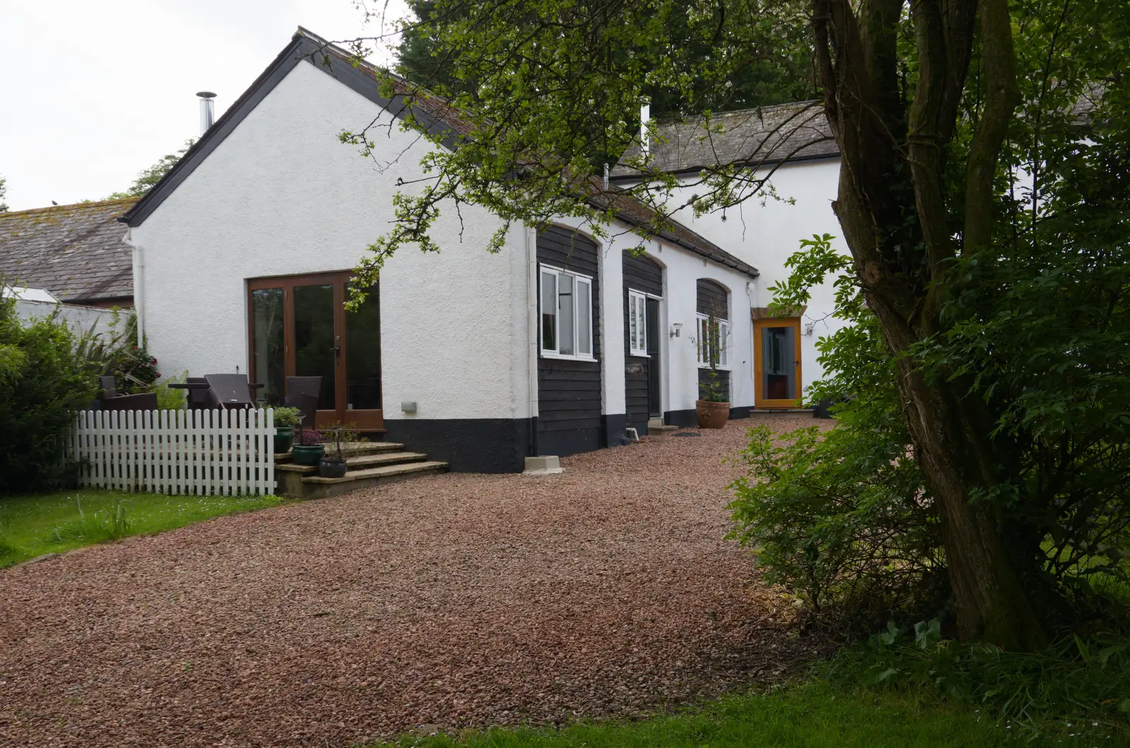 We say goodbye to our hired cottage, from A Visit to the Cottage and Lunch With Sis, Throwleigh, Devon - 4th May 2026