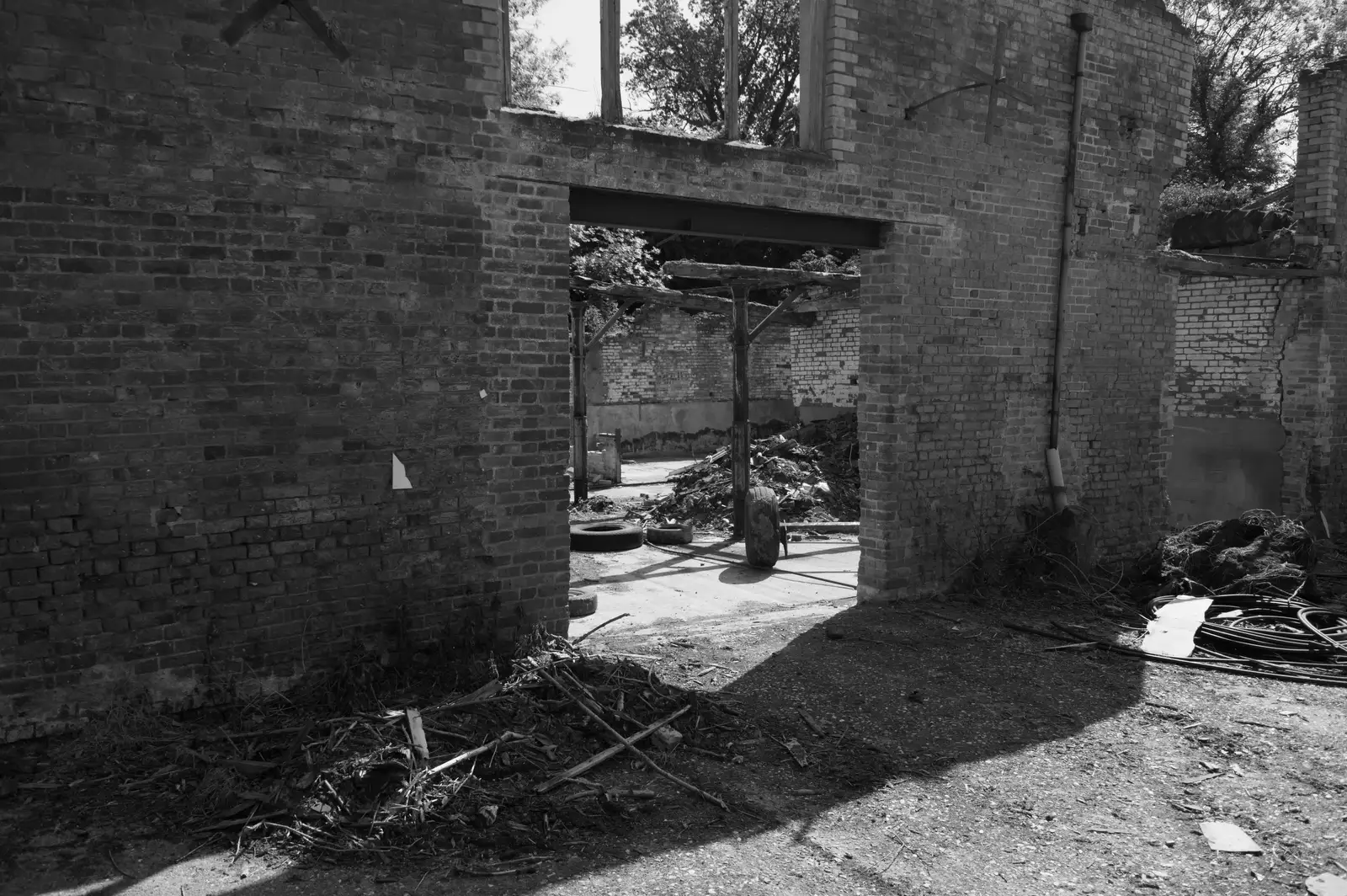 The shell of a derelict warehouse, from The Return of the Pub Walk: Brome to Diss - 24th May 2026