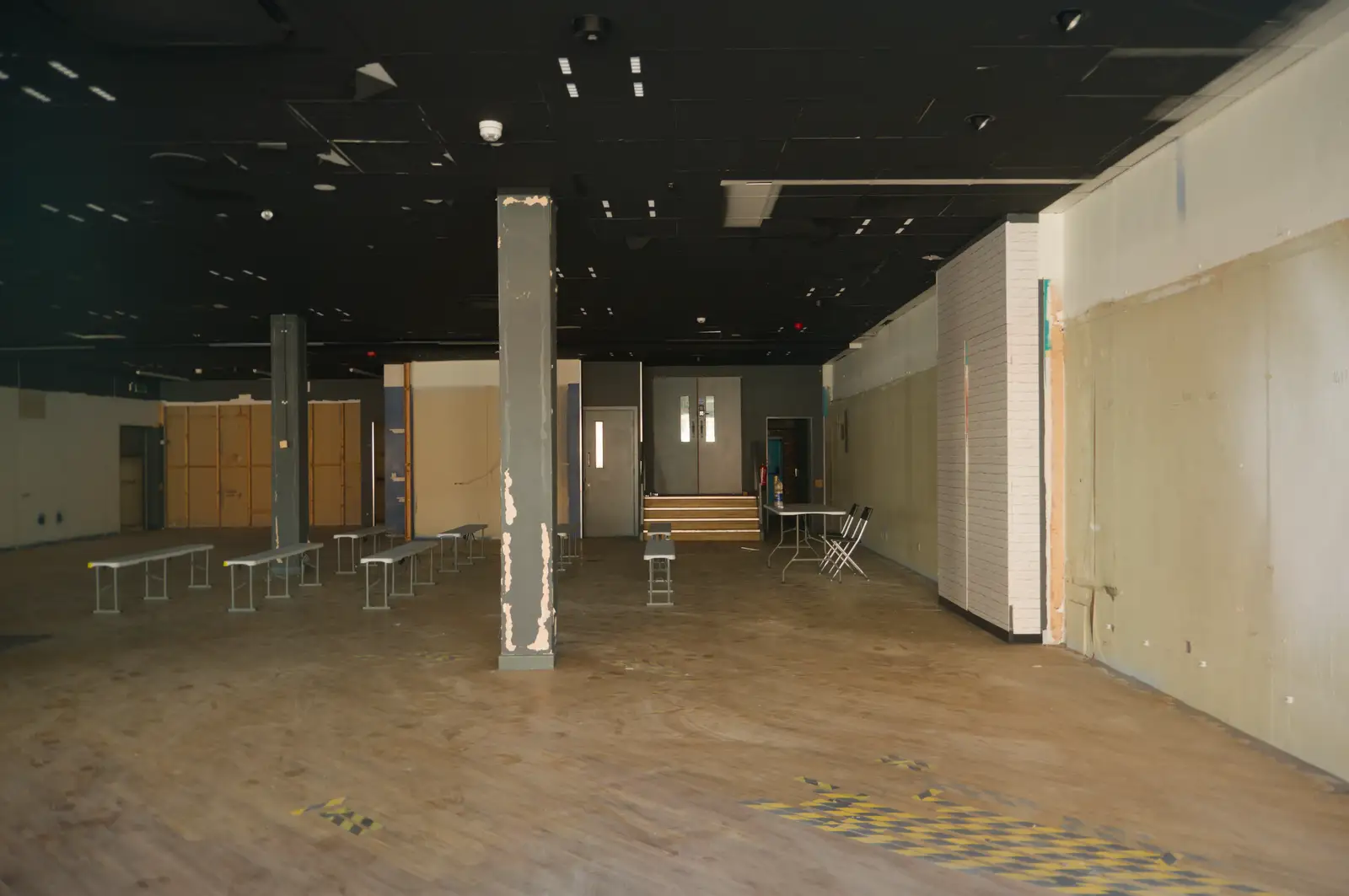 An empty shop, from A Birthday Lunch in Felixstowe, Suffolk - 26th May 2026