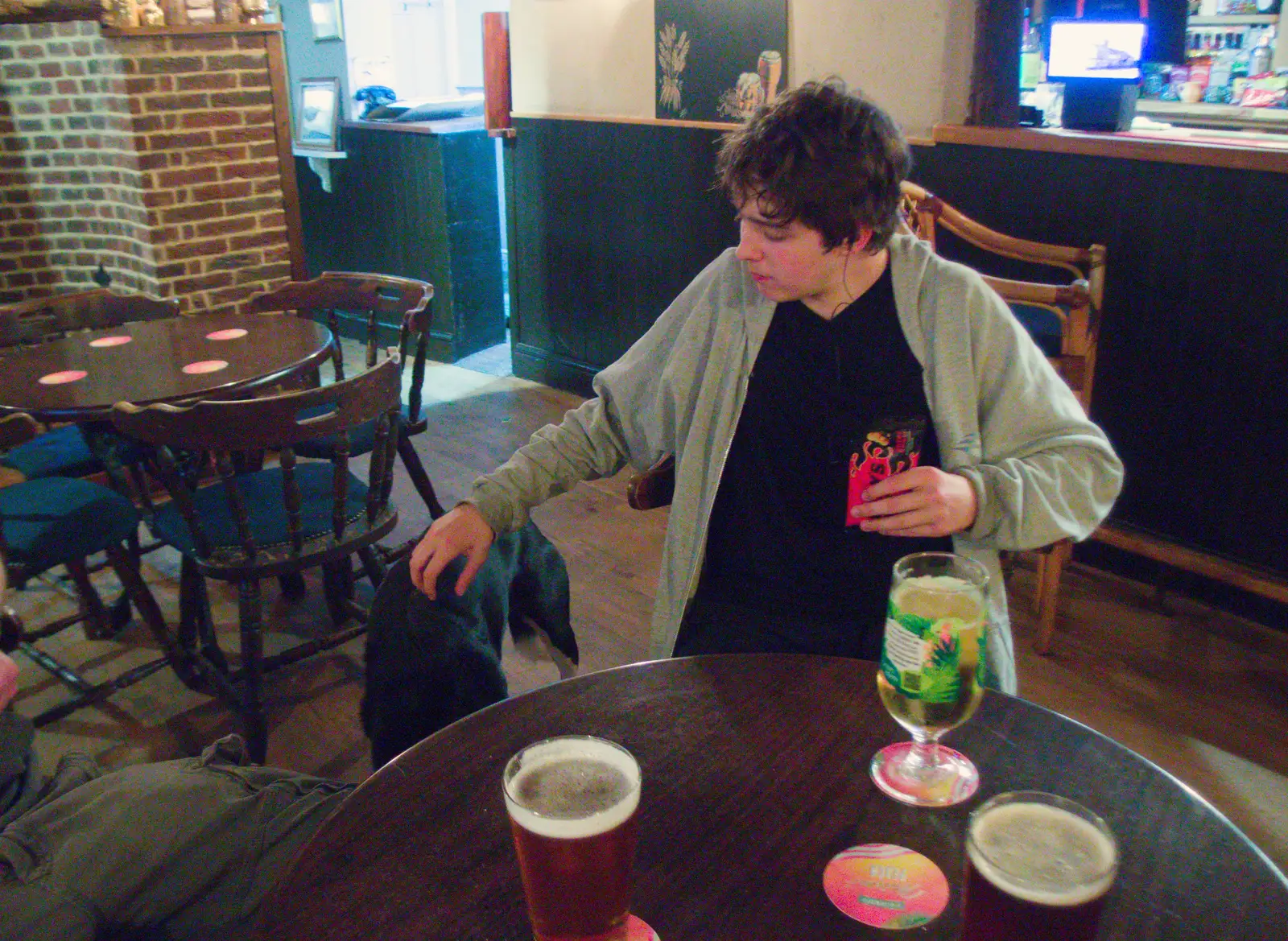 Fred interacts with Pub Dog in the Beaky, from The BSCC Does The Lion, Debenham - 18th June 2026