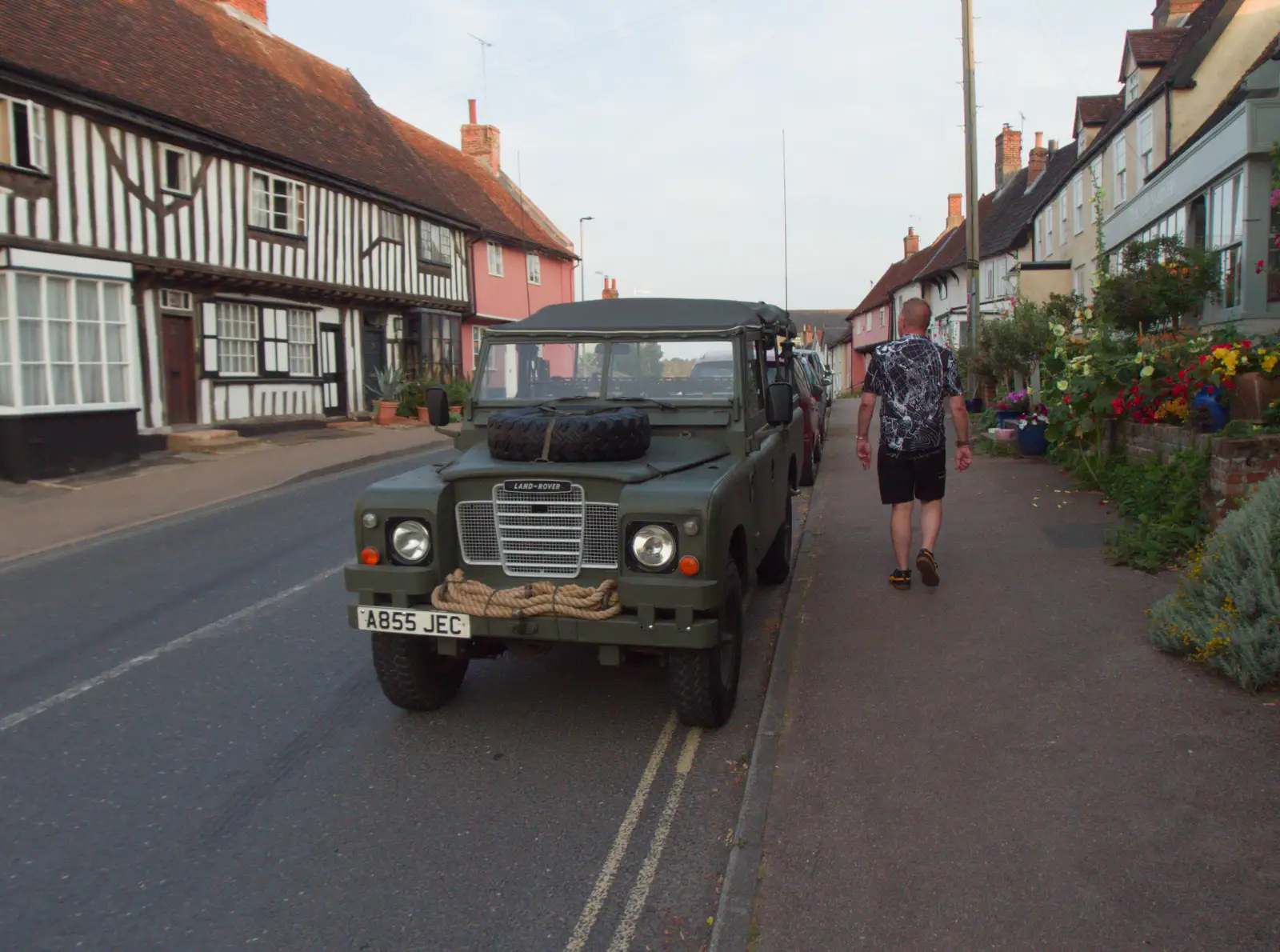 We pass a cool 1984 Land Rover, from Sausage and Chips in Debenham, Suffolk - 9th July 2026