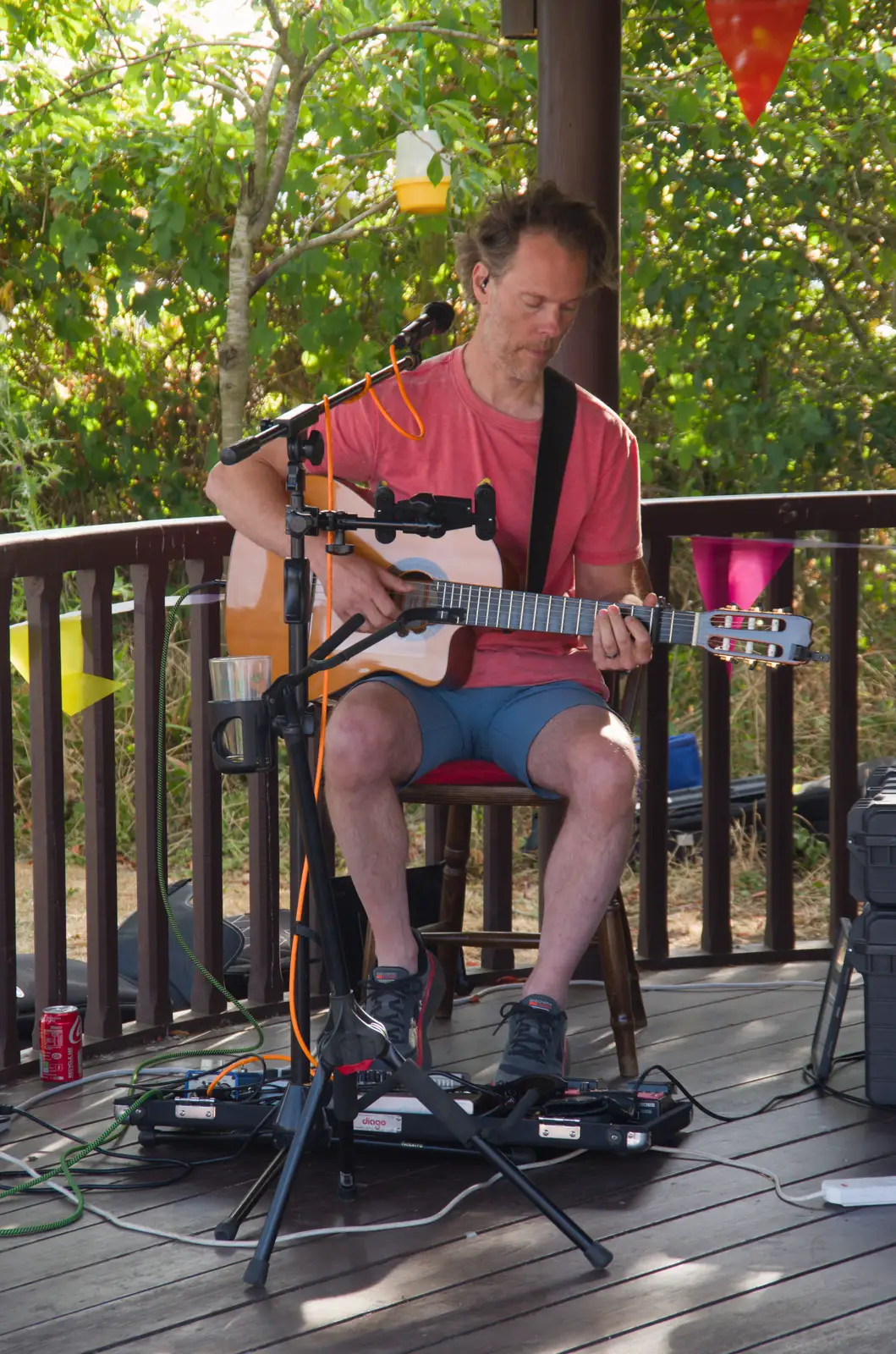 Funky classical guitar action, from Music in the Beer Garden, Trowel and Hammer, Cotton - 2nd August 2026