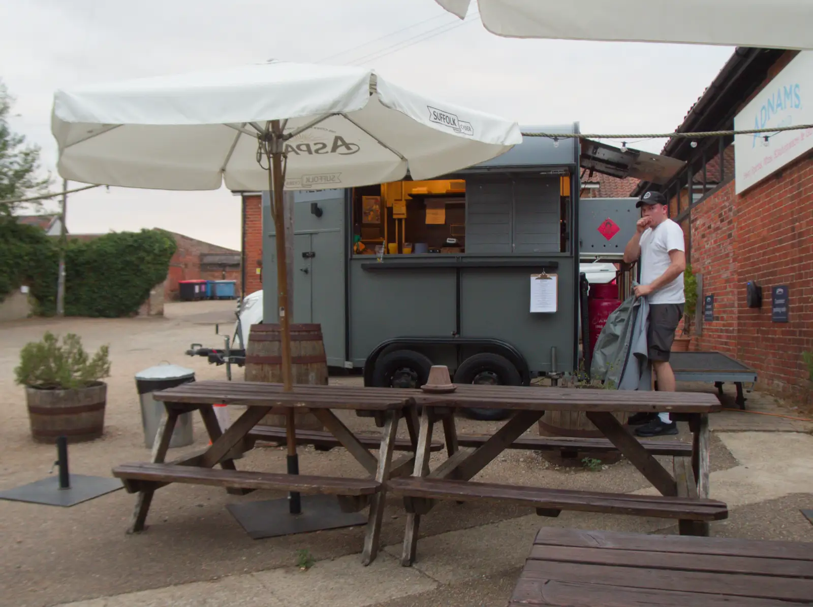 The horsebox pizza van in the pub car park, from An Alternate Reality, and the BSCC in Harleston, Norfolk - 6th August 2026