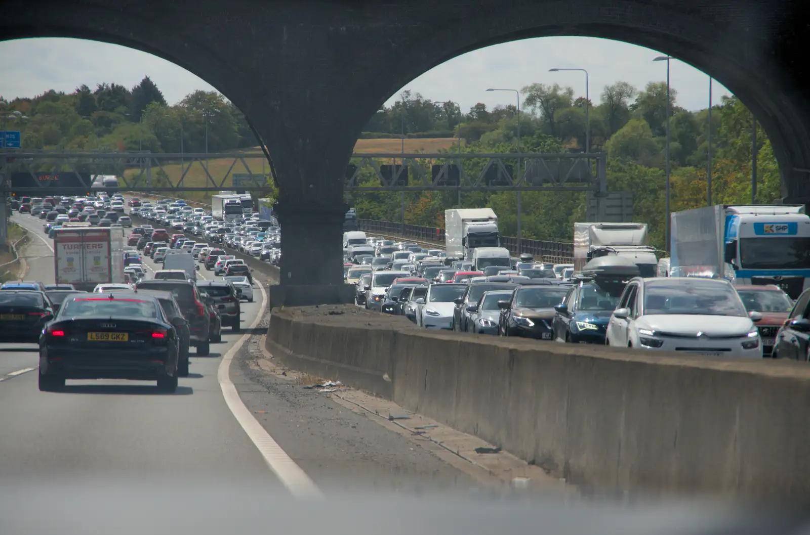 The traffic on the M25 is hosed again, from Walking the Ridgeway: Chiseldon to Avebury, Wiltshire - 10th August 2026