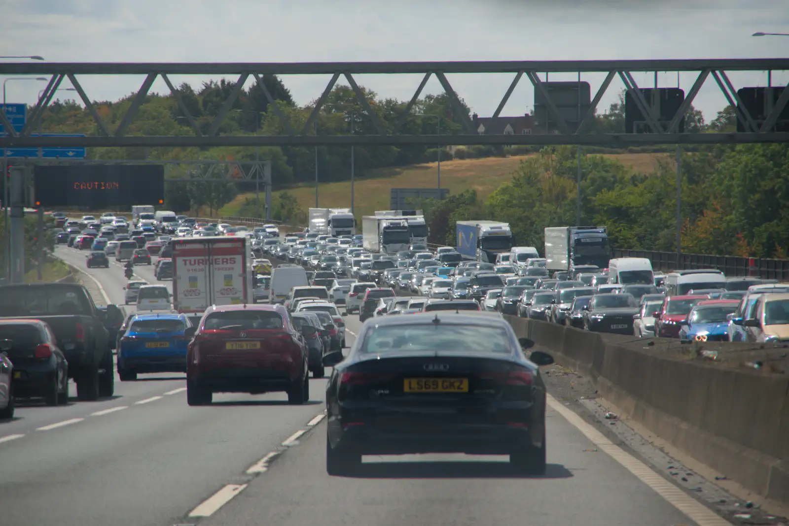 Harry gets another photo of stacked M25 traffic, from Walking the Ridgeway: Chiseldon to Avebury, Wiltshire - 10th August 2026