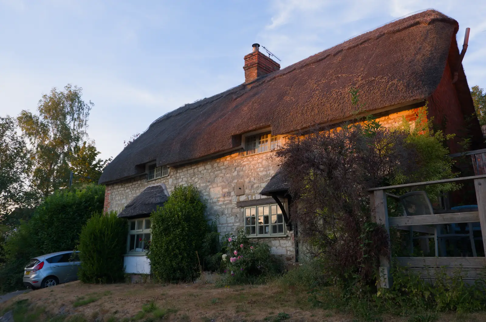 A nice thatched house next to the pub, from Walking the Ridgeway: Chiseldon to Avebury, Wiltshire - 10th August 2026