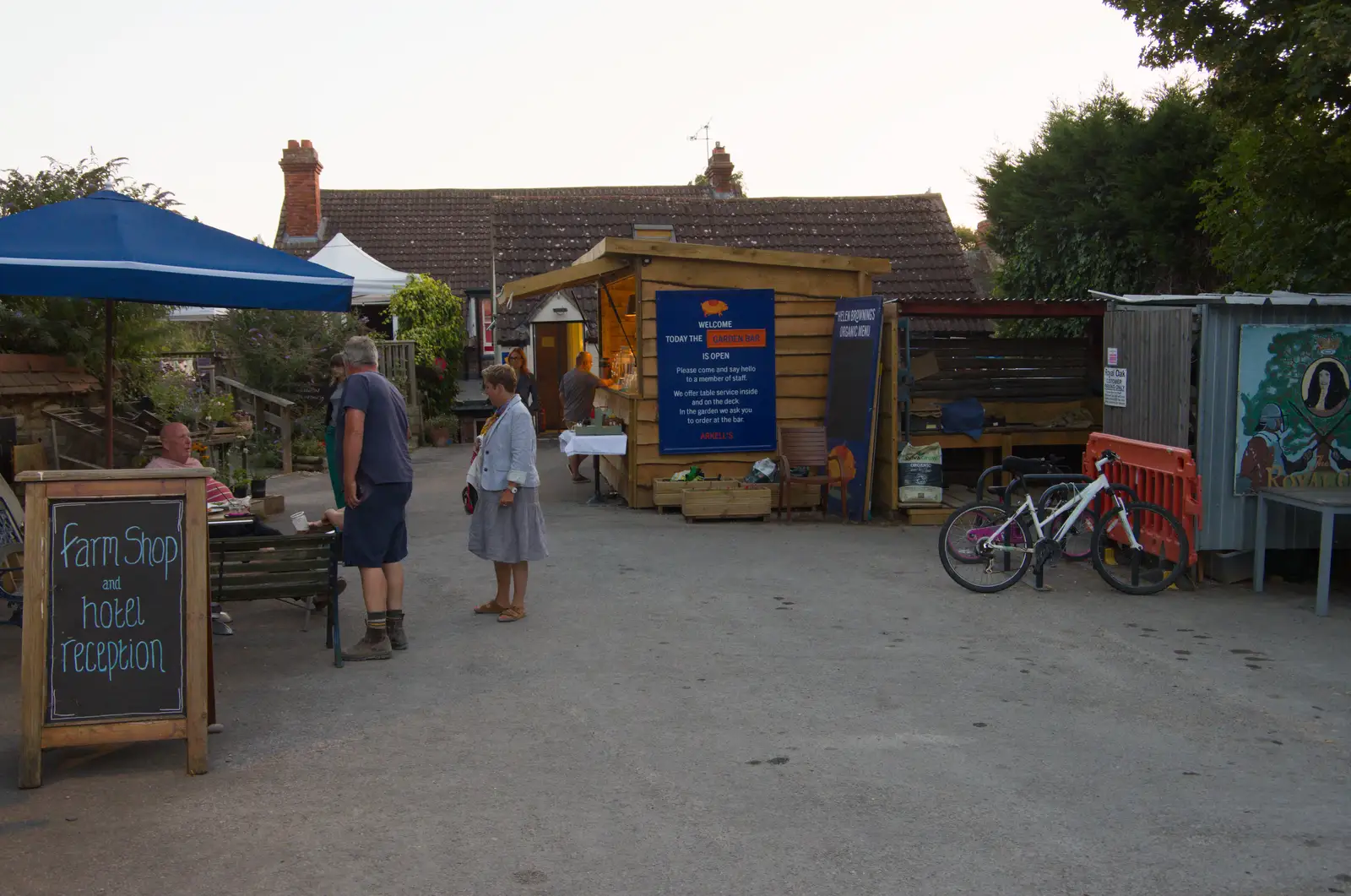 Mark and Jules chat to a regular, from Walking the Ridgeway: Chiseldon to Avebury, Wiltshire - 10th August 2026