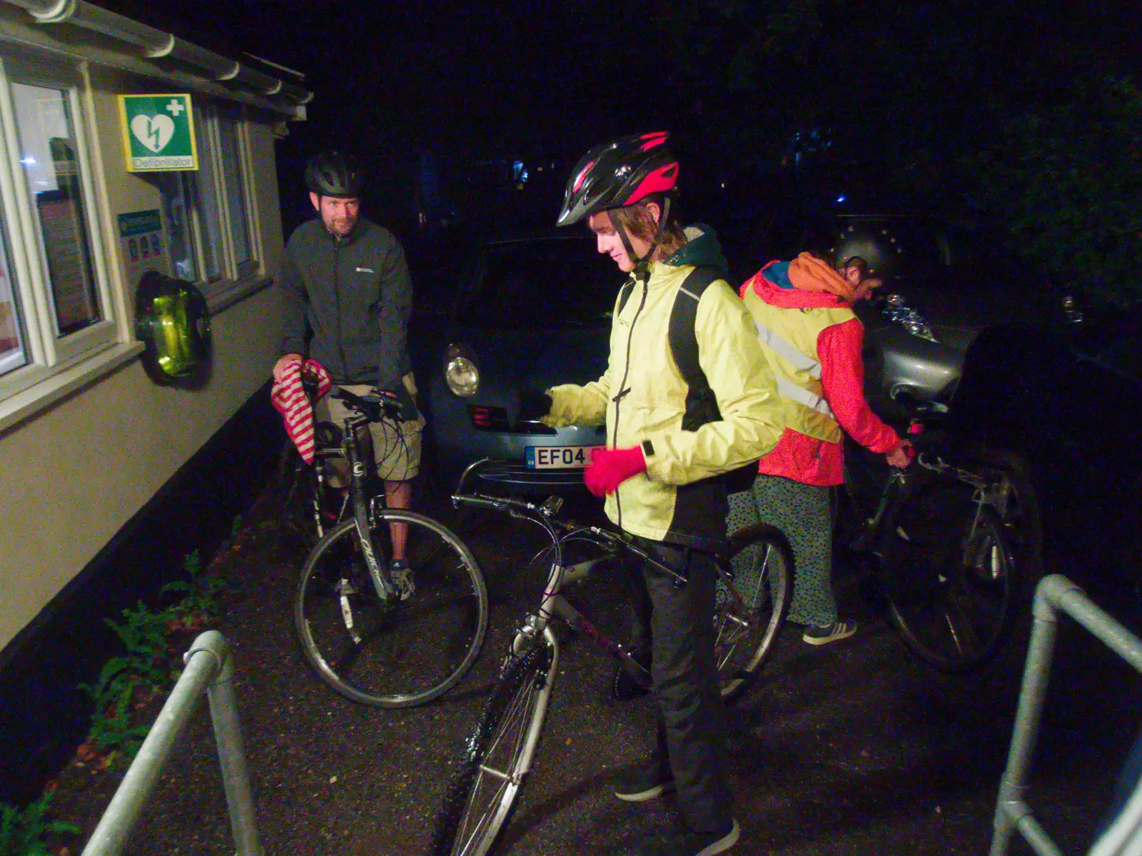 We get ready to cycle home, from A Village Hall Quiz and a Dead Pub, Worlingworth - 21st August 2026
