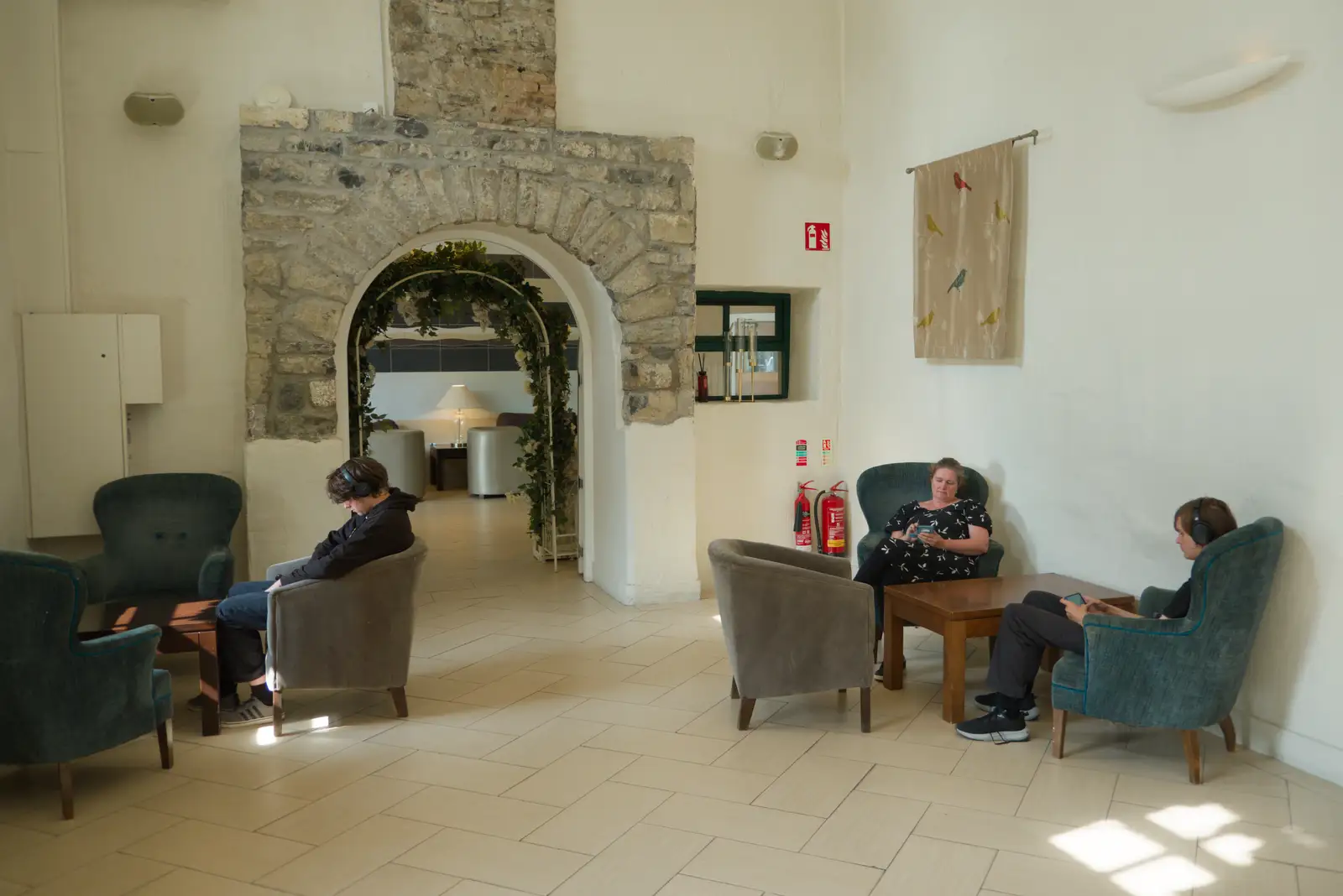 We wait for our apartment , from Castle Dargan Golf, Glangelvin and Pizza in Dún Laoghaire, Ireland - 28th August 2026