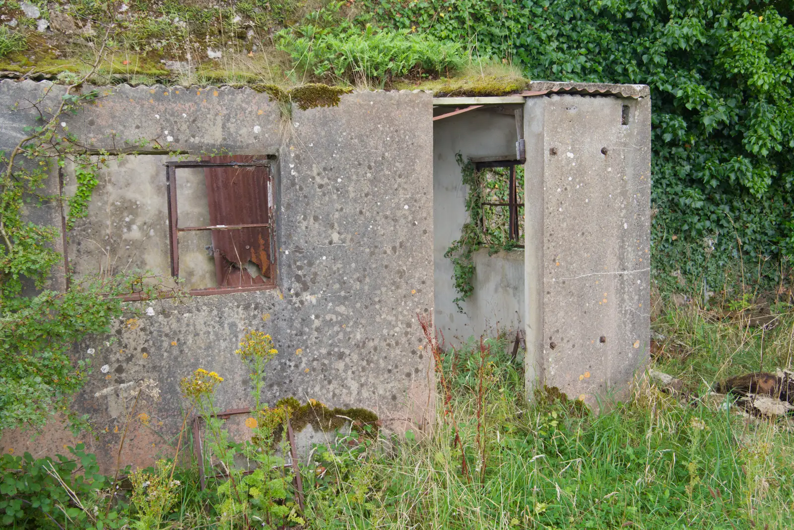 A derelict concrete shed, from Castle Dargan Golf, Glangelvin and Pizza in Dún Laoghaire, Ireland - 28th August 2026