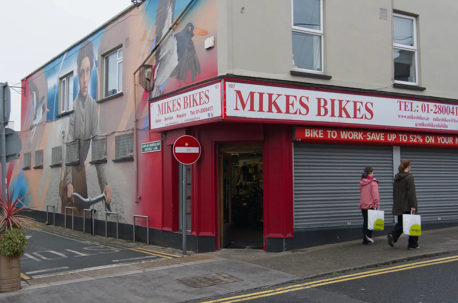Wall art on Mike's Bikes, from Castle Dargan Golf, Glangelvin and Pizza in Dún Laoghaire, Ireland - 28th August 2026