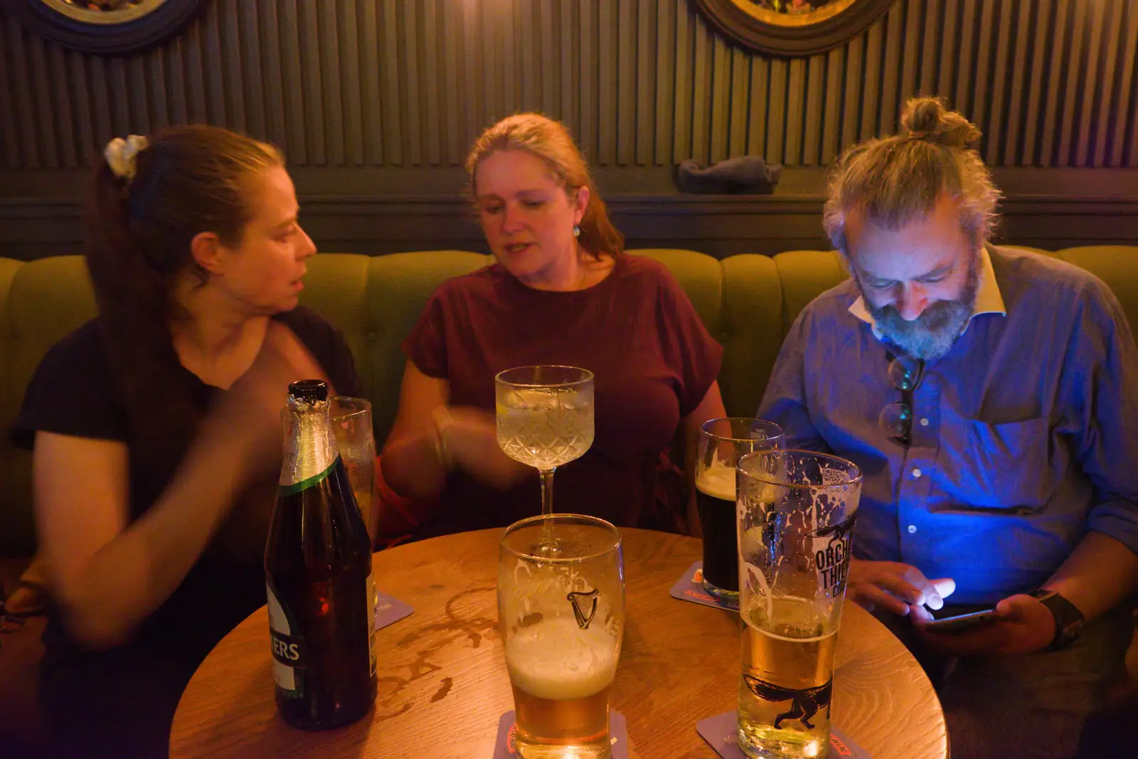 Isobel chats to Jen, as Noddy's checks his phone, from Castle Dargan Golf, Glangelvin and Pizza in Dún Laoghaire, Ireland - 28th August 2026