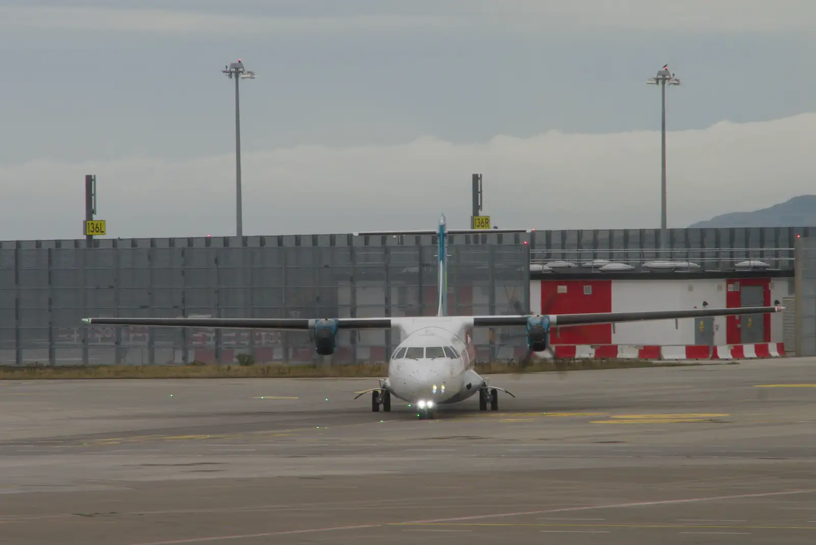 An Aer Lingus Dash-8 or something, from Castle Dargan Golf, Glangelvin and Pizza in Dún Laoghaire, Ireland - 28th August 2026