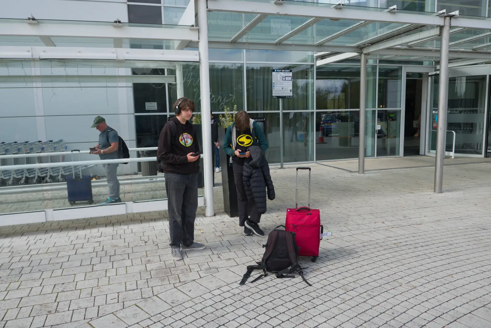 We wait for the random van to take us to the car, from Castle Dargan Golf, Glangelvin and Pizza in Dún Laoghaire, Ireland - 28th August 2026