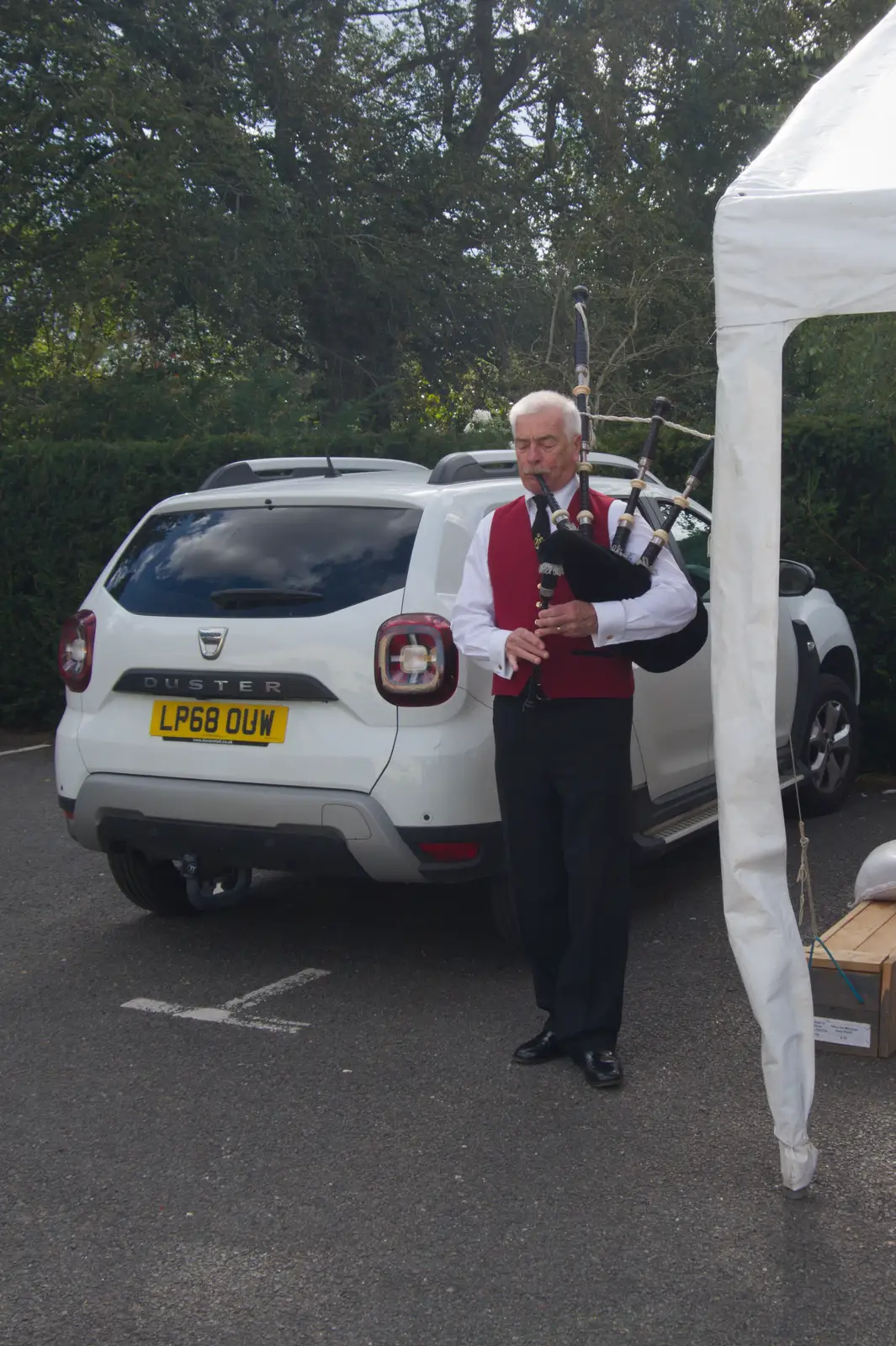 Graham fires up the pipes for a test, from The GSB at Walsham and the Little Blues Band in Mellis, Suffolk - 31st August 2026