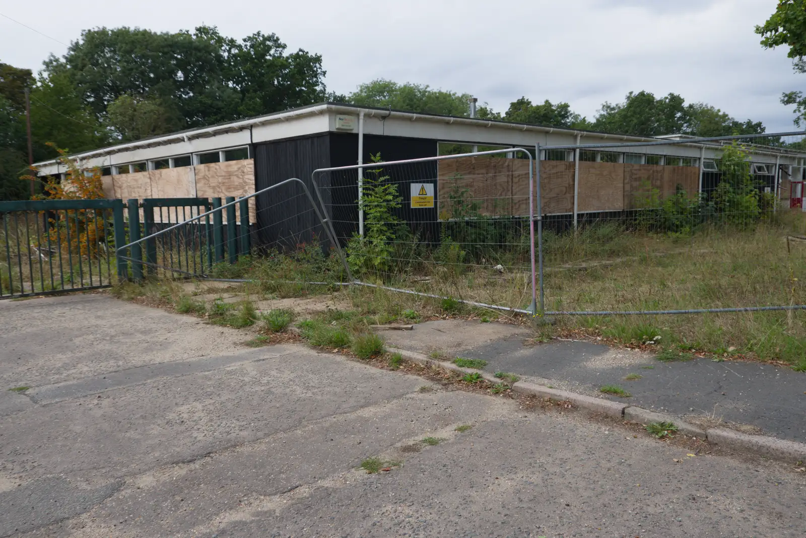 More Ipswich Road dereliction, from Shoe Shopping in Norwich, and Italia Fest at the Oaksmere - 5th September 2026
