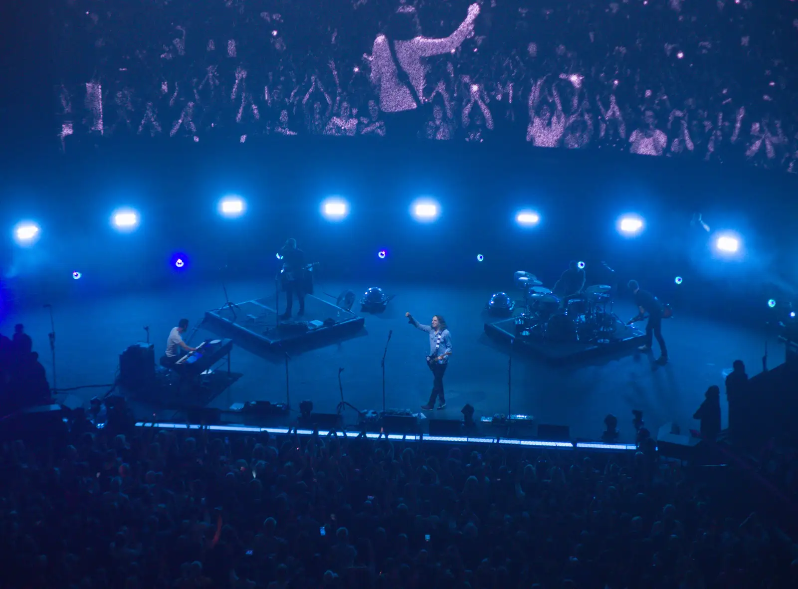 Gary Lightbody waves at the end of the gig, from Snow Patrol at the Royal Albert Hall, South Kensington, London - 21st September 2026