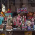 There's a collection of nodding heads in a shop, Snow Patrol at the Royal Albert Hall, South Kensington, London - 21st September 2026