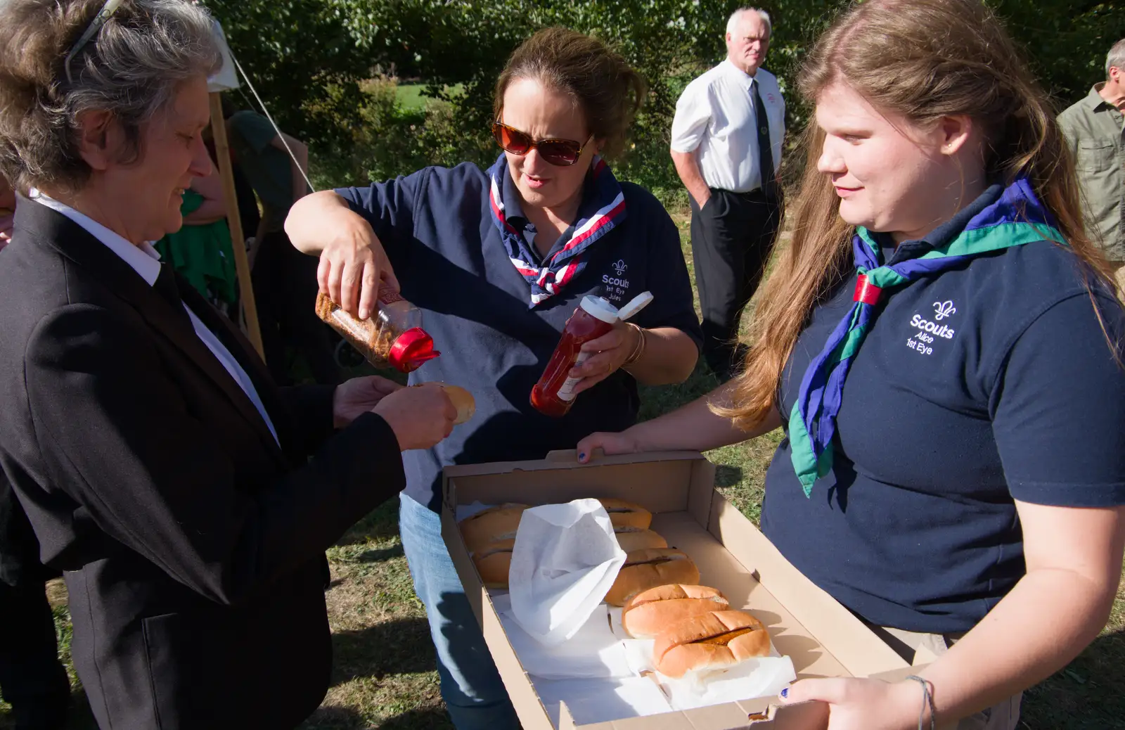 Alice brings out the band's hotdogs, from A GSB Duck Race and a House Party, Brome - 26th September 2026