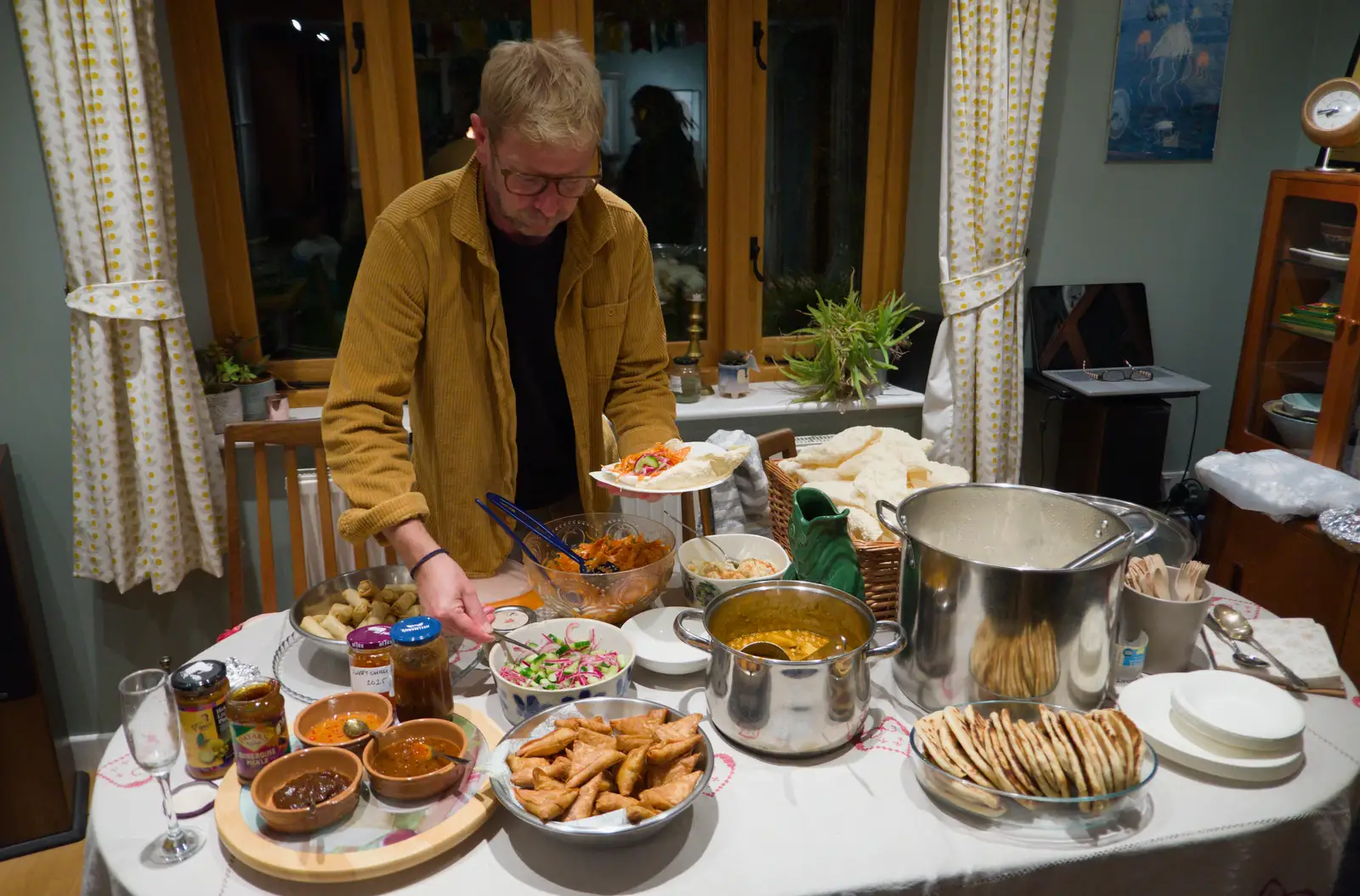 Pete loads up with some party curry, from A GSB Duck Race and a House Party, Brome - 26th September 2026