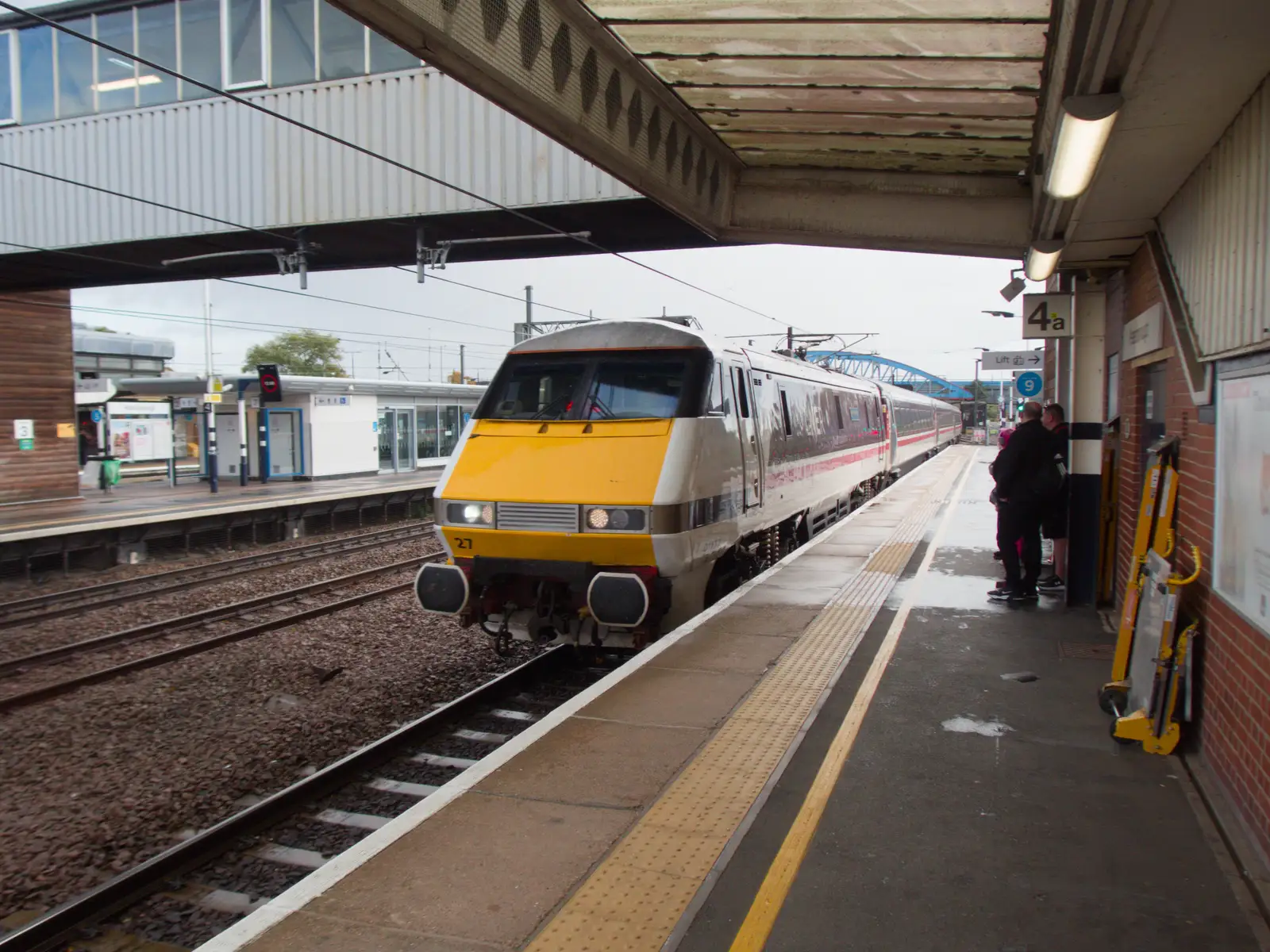 A Class 91 with Mark 4s InterCity 225 rolls in, from A Visit to the Conservatoire, Leeds, West Yorkshire - 17th October 2026